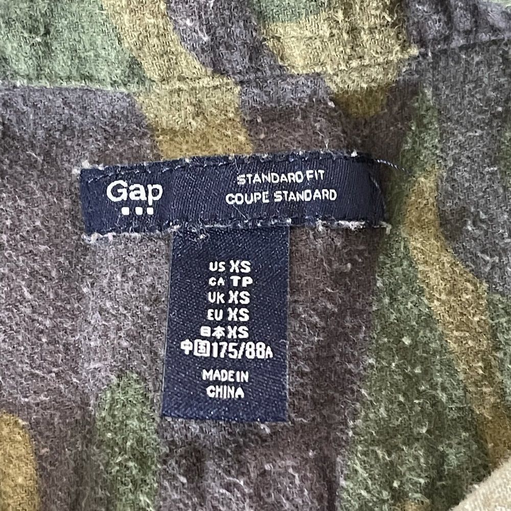 Gap standard fit camouflage button down shirt - Picture 4 of 6
